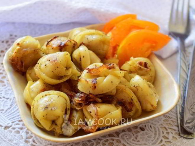 Рецепт жареных пельменей с луком