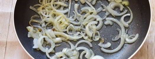 жареные пельмени с луком. Шаг 4