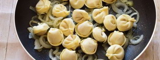 жареные пельмени с луком. Шаг 5