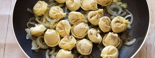 жареные пельмени с луком. Шаг 6