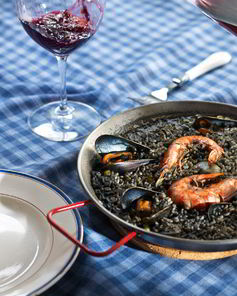 Черная паэлья с креветками