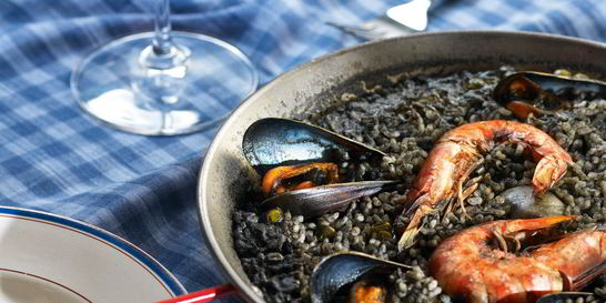 Черная паэлья с креветками