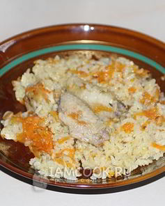 Плов с куриными крылышками на сковороде