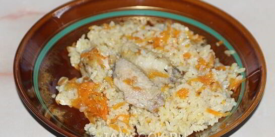 Плов с куриными крылышками на сковороде