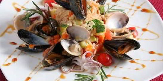 Плов с мидиями и пряностями