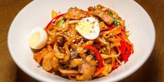 Пшеничная лапша с курицей и овощами