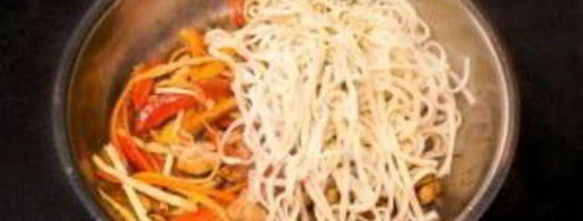 пшеничная лапша с курицей и овощами. Шаг 4