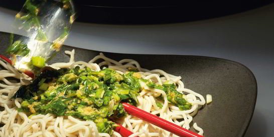 Пшеничная лапша с соусом из зеленого лука и имбиря