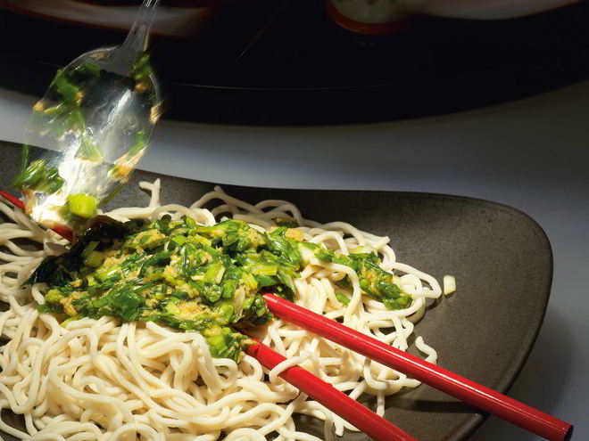 Рецепт пшеничной лапши с соусом из зеленого лука и имбиря