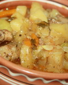 Летнее рагу со свининой и зеленым горошком в стручках и свежими овощами