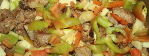 летнее рагу со свининой и зеленым горошком в стручках и свежими овощами. Шаг 3