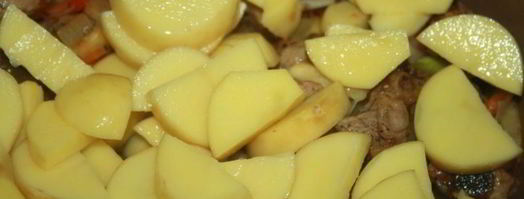 летнее рагу со свининой и зеленым горошком в стручках и свежими овощами. Шаг 4