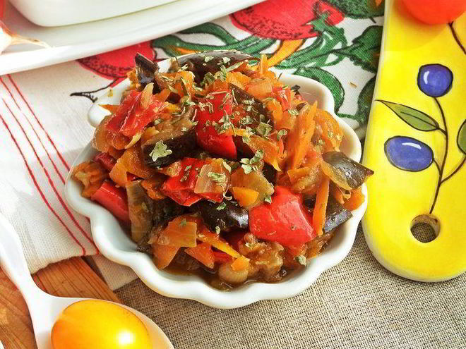 Рецепт овощного рагу на основе запеченных баклажанов и перцев