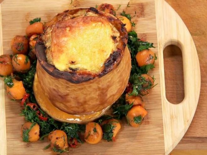 Рецепт рагу из гуся, курицы и индейки, запеченное в тыкве с грибами и сыром