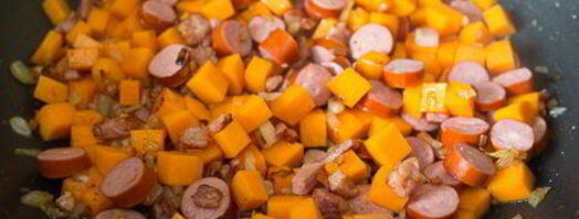 рагу из курицы с колбасками и тыквой. Шаг 5