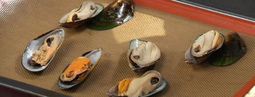 рагу из мидий с пряными томатами и мидии, запеченные под сыром моцарелла. Шаг 2