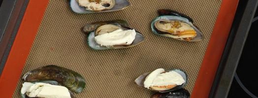 рагу из мидий с пряными томатами и мидии, запеченные под сыром моцарелла. Шаг 3