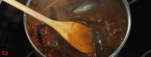 рагу из мидий с пряными томатами и мидии, запеченные под сыром моцарелла. Шаг 5