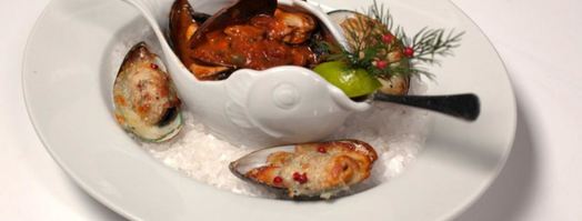 рагу из мидий с пряными томатами и мидии, запеченные под сыром моцарелла. Шаг 7