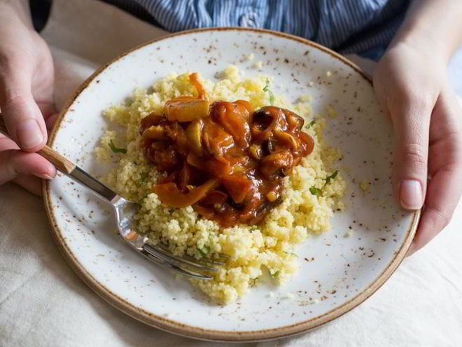 Рецепт рагу из печеных овощей с пряным кускусом