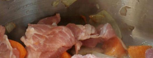 рагу из репы со свининой, яблоками и изюмом. Шаг 2