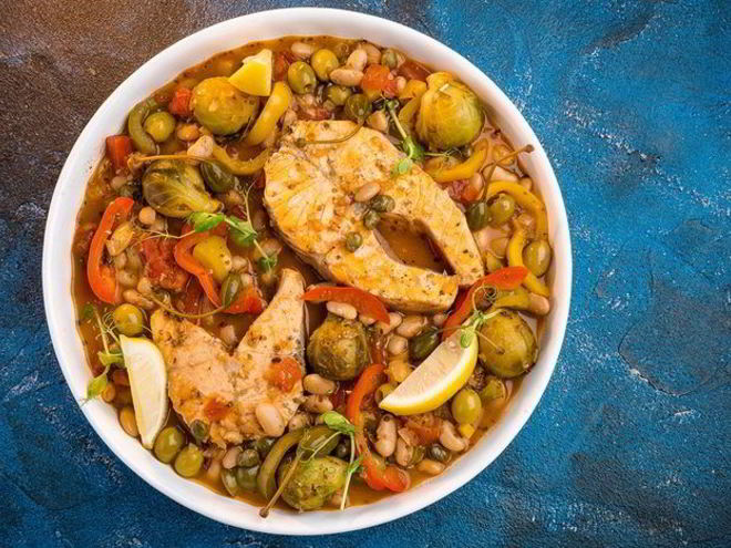 Рецепт сочного овощного рагу с лососем