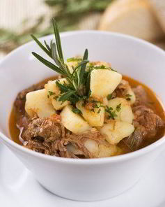 Свиное рагу с яблоками и капустой