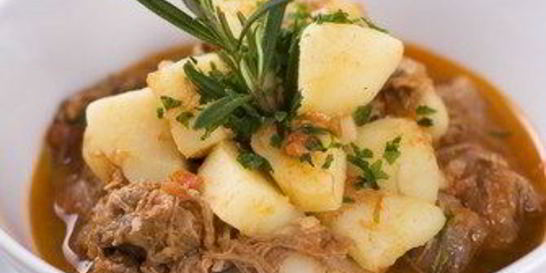 Свиное рагу с яблоками и капустой