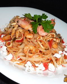 Рисовая лапша с креветками и крабовыми палочками