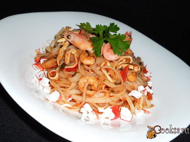Рецепт рисовой лапши с креветками и крабовыми палочками