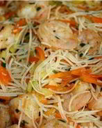 Рисовая лапша с креветками и овощами по-тайски