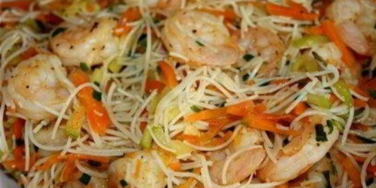 Рисовая лапша с креветками и овощами по-тайски