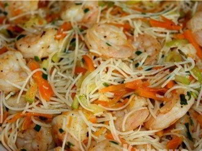 Рецепт рисовой лапши с креветками и овощами по-тайски