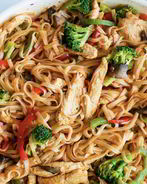 Рисовая лапша с курицей и овощами