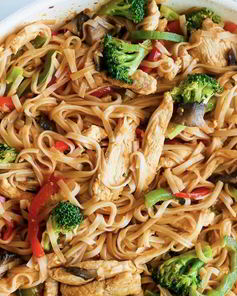 Рисовая лапша с курицей и овощами