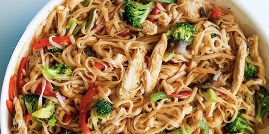 Рисовая лапша с курицей и овощами