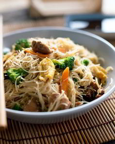 Рисовая лапша вок с курицей и овощами