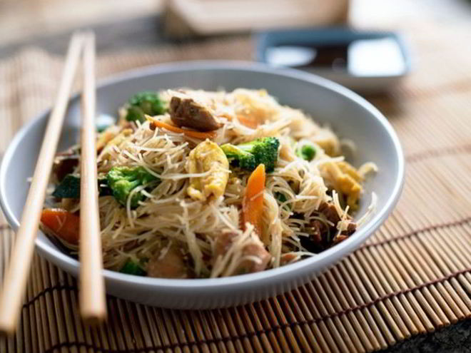 Рецепт рисовой лапши вок с курицей и овощами