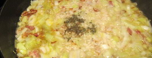 запеченное в духовке ризотто с луком-пореем и панчеттой. Шаг 4