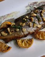 Форель с орешками и вином