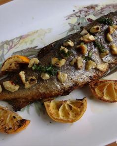 Форель с орешками и вином