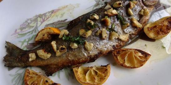 Форель с орешками и вином