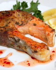 Форель, жаренная с петрушкой и луком