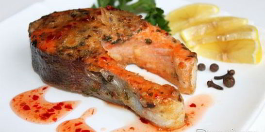 Форель, жаренная с петрушкой и луком