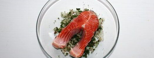 форель, жаренная с петрушкой и луком. Шаг 2