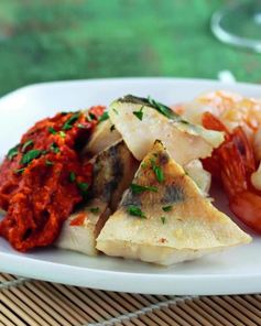 Креветки и треска с соусом ромеско