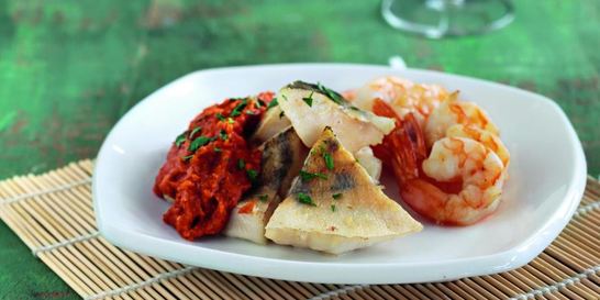 Креветки и треска с соусом ромеско