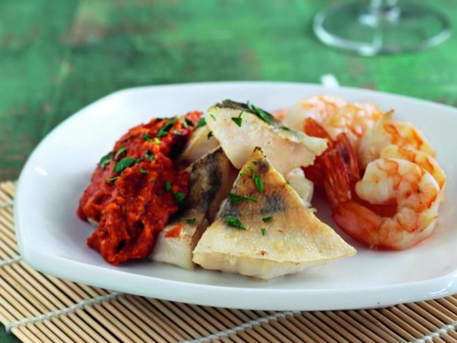 Рецепт креветок и треска с соусом ромеско