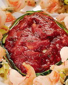 Креветки, тушенные с томатом и пореем