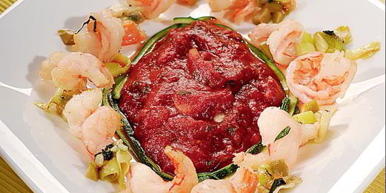 Креветки, тушенные с томатом и пореем